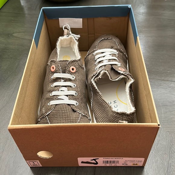 Vionic | Olive Waffle Knit Pismo Sneaker - Women - Picture 2 of 11